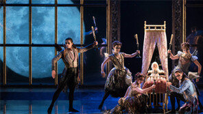 시종 재미있지만 로맨틱 코미디에 머물러