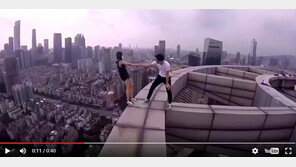 고층 빌딩에서 무모한 도전? 사랑 표현?