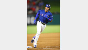 [손건영의 굿모닝 MLB] 이언 데스먼드 헐값 계약·외야수 전향… 텍사스 ‘최고의 잭팟’