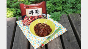 [여름을 시원하게]휴가철 이색 별미, 농심 짜왕…야외서 간편하게 요리해 먹는 짜장면 