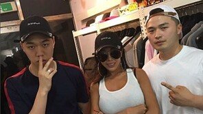 제시·비와이·마이크로닷과 인증샷…어딘가 어색한 모습?