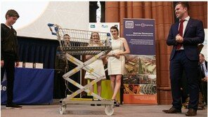 할머니 위해 초등학생이 설계한 로봇 쇼핑카트 ‘대박’