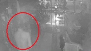 나체로 미용실 턴 ‘변태 절도범’ CCTV에 딱!…경찰 “어린 남성”