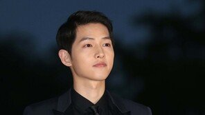 송중기, 중국발 열애설…소속사 “스태프와 휴가”