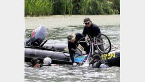 특전사 장병들, 한강 수중 쓰레기 청소
