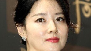 이영애, 여전히 독보적인 미모…화이트 드레스로 우아한 자태 뽐내