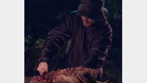 [영상]아이언 ‘SYSTEM’ 뮤직비디오, 칼로 닭 목 잘라 피 철철…무슨의미?