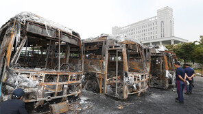 용인서 새벽에 버스 7대 불타… 경찰 현장조사