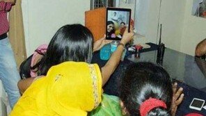 성폭행 피해자와 기념 셀카 촬영해, 떠들썩