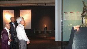 아키히토 日王, 도쿄서 한국 금동반가사유상 관람