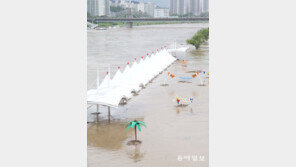 [포토] 불어난 물에 잠겨버린 물놀이장…폭우로 피해 속출