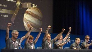 NASA 탐사선 ‘주노’ 5년간 27억km 날아가 목성궤도 진입