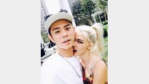 스테파니 미초바, 뱀파이어 빙의? 남친 빈지노 목에 새빨간 입술을…“맛있다”