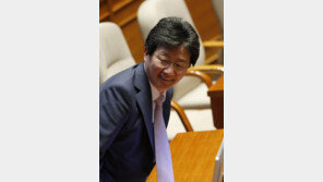 유승민, 의총서 ‘90도’ 복당 인사 “과거 두고 싸우지 말자”