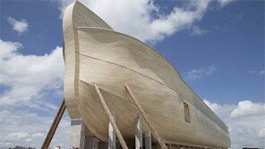 실물로 재현한 ‘노아의방주’ 안에 공룡 모형 두고 논란된 이유