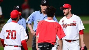 햄스트링 부상 켈리 교체불발…심판이 한화에게 왜 물어보나