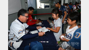 NC 김경문 감독이 어린이팬 사인요청 지나치지 않는 이유