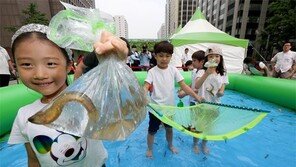 “농촌서 미꾸라지 잡으며 여름휴가 보내요”