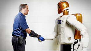 GM, NASA와 손잡고 강력한 ‘아이언맨 장갑’ 현장 투입