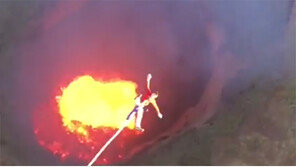 [영상]헬기서 ‘부글부글’ 끓는 용암으로 번지점프…‘미쳤나봐’