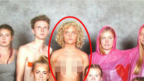 의정부고는 새발의 피…가슴 드러내고 졸업사진 찍은 스웨덴 女학생