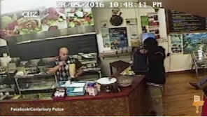 강도 침입했는데 거들떠도 안 본 식당 종업원 영상 화제