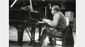 [책의 향기]악기 찾아 평생 헤맨 굴드, 그가 사랑한 단 하나의 피아노