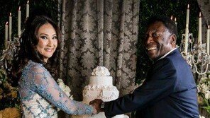 ‘축구황제’ 펠레, 26세 연하의 일본계 여성과 결혼