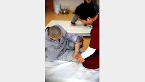 [Health&Beauty]발목 통증, 간단한 바늘치료로 해결… 건강한 생활 되찾자 