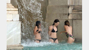 400년 된 로마 분수서 옷벗고 물놀이 女 3명에 비난 쇄도