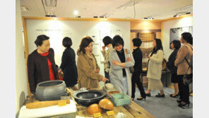 [하나님의교회 세계복음선교협회]관람객들, 어머니 반추하며 눈물 쏟고 사랑 채워