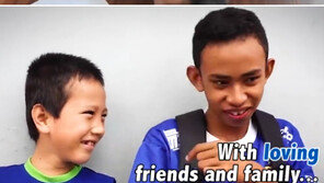 팔·다리 없이 태어난 소년의 환한 웃음…“아름답다” 전세계가 응원