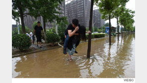 남친의 비싼 구두 때문에 여친이 흙탕물 속으로?