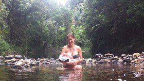 숲에서 홀로 출산한 여성, 유튜브에 적나라한 과정 공개 ‘논란’