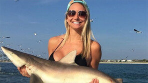 월척 잡고 행복한 여성들 ‘화제’