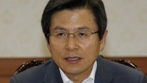 [속보]황교안 총리, 성주 방문해 고개 숙여 사과…주민들, 물병 집어 던지며 거세게 항의