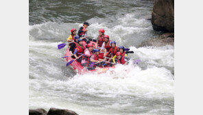 [Feeling]“어! 급류다”  무더위 싹 씻는 한탄강 래프팅