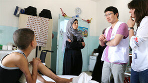 [글로벌 기획]의대 박차고 떠난 전쟁터… “고마워요, 닥터” 한마디에 눈시울