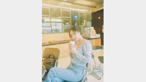 민효린, 청바지+블라우스만 입어도 빛나는 미모 “커피가 꿀맛”
