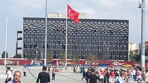 “민주주의 지켰다” 국기 든 시민들 3일째 광장서 환호