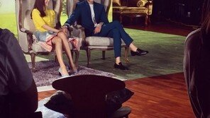 이종석-한효주, ‘W’ 드라마 포스터 촬영 현장서 ‘두손 꼭~’ “둘다 이렇게 예뻐도 되나요”