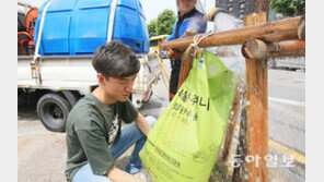 가로수에 물주머니 설치