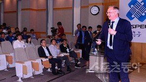 유소년 축구 육성에도 팔 걷은 슈틸리케 감독