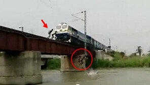 [영상]열차에 치이기 직전에…아이들 목숨건 장난 ‘오싹’