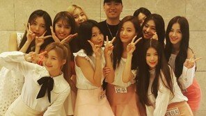 ‘모모랜드’ 라이머, 미모의 연습생 10人에 둘러싸여 ‘아빠 미소’