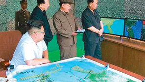김정은, 남한지도 펼쳐놓고 공항-항구 선제核타격 위협