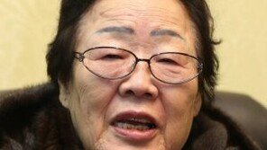 위안부 피해 할머니들 “대통령 맘대로…내 인생 돌려놔라” 울분