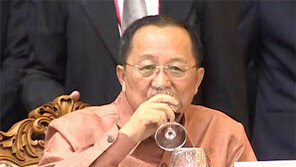 北 이용호 ‘만찬장 외톨이’