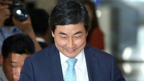 “열린 문 필요” 문재인 때리며 출마한 이종걸 