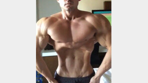 뱃가죽이 등에 붙는 남자? 온라인 화제